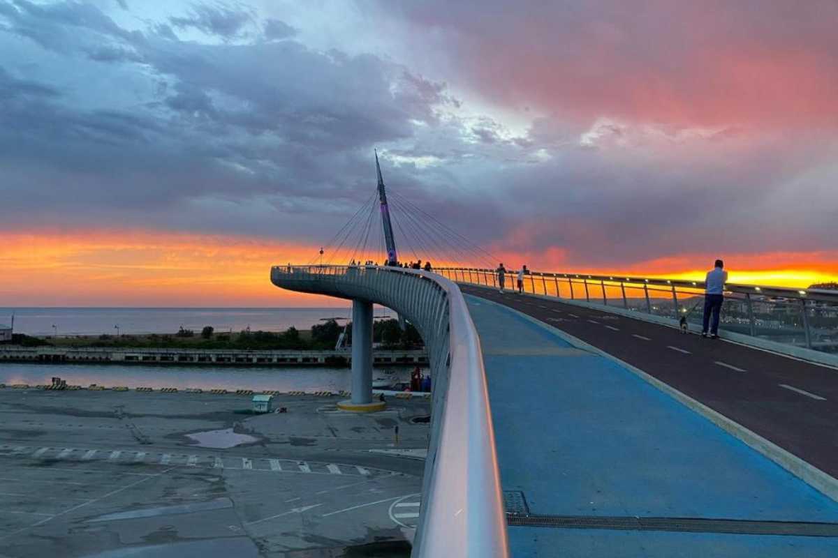Vista serale del lungomare di Pescara, illuminato e animato