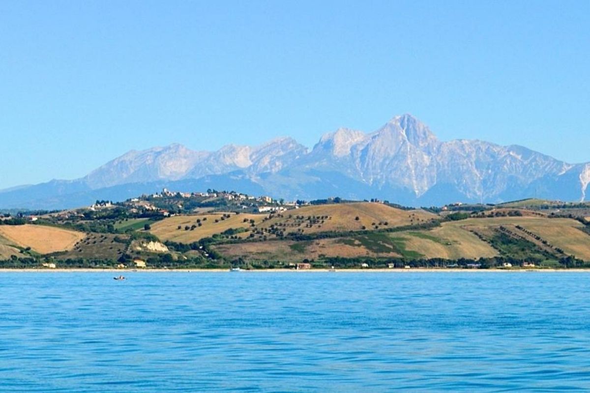 Panorama di Roseto degli Abruzzi con il mare e le montagne sullo sfondo