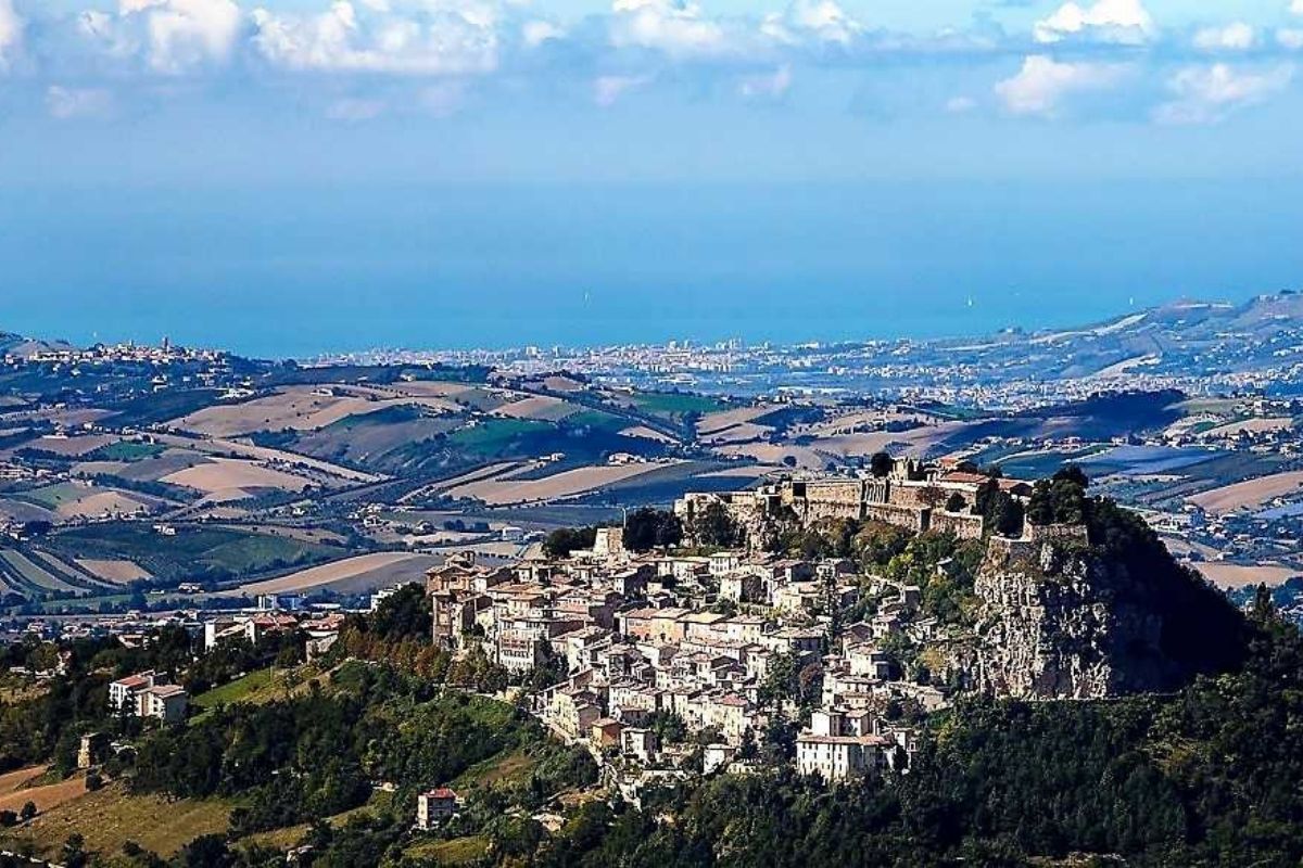 Veduta panoramica di Civitella del Tronto con il Gran Sasso sullo sfondo