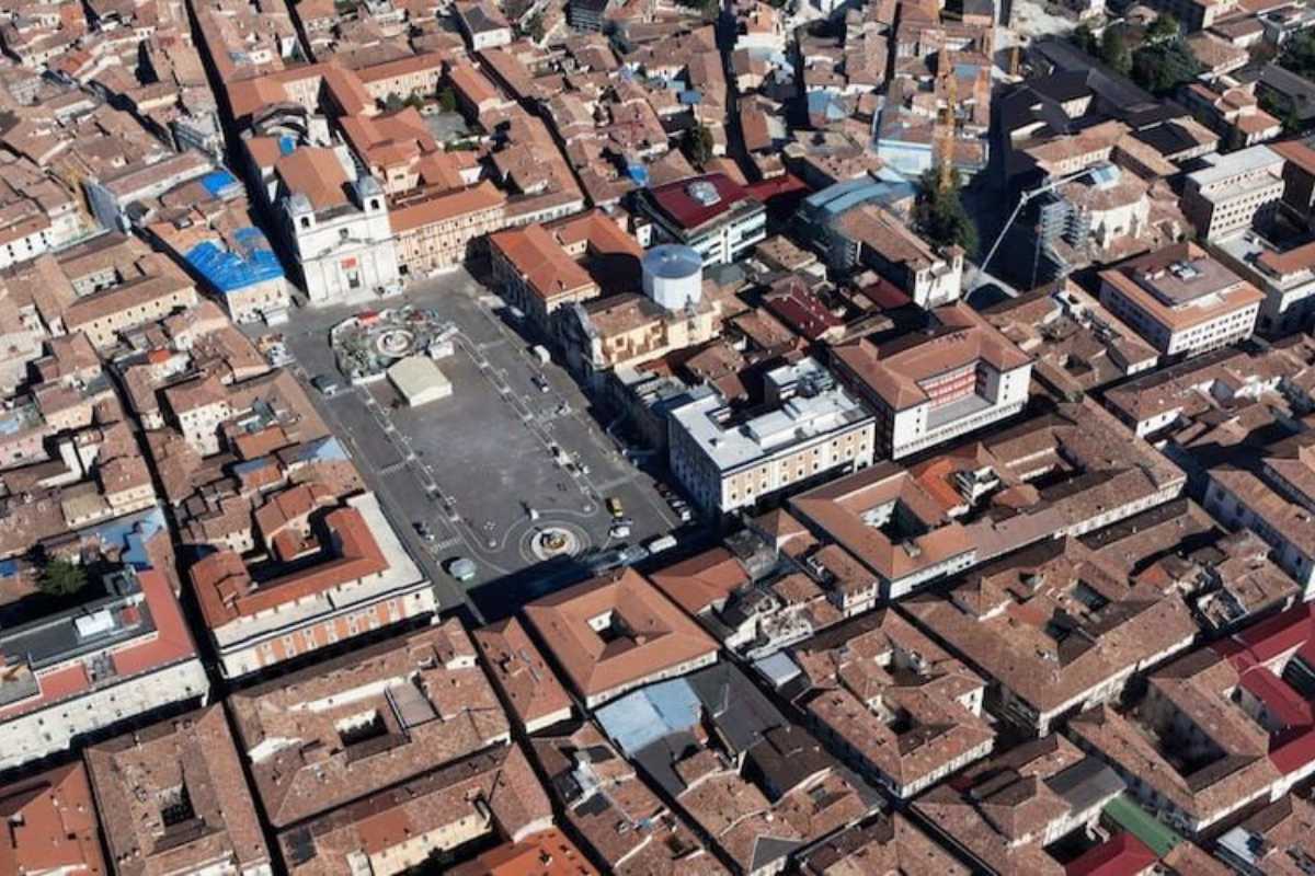 Auto parcheggiata in un'area panoramica di L'Aquila