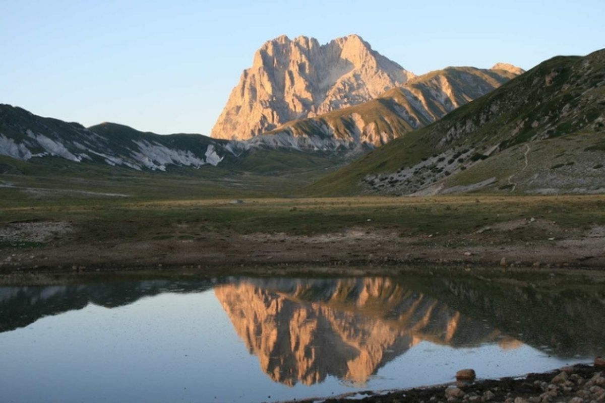 Panorama di Campo Imperatore con cime appenniniche sullo sfondo