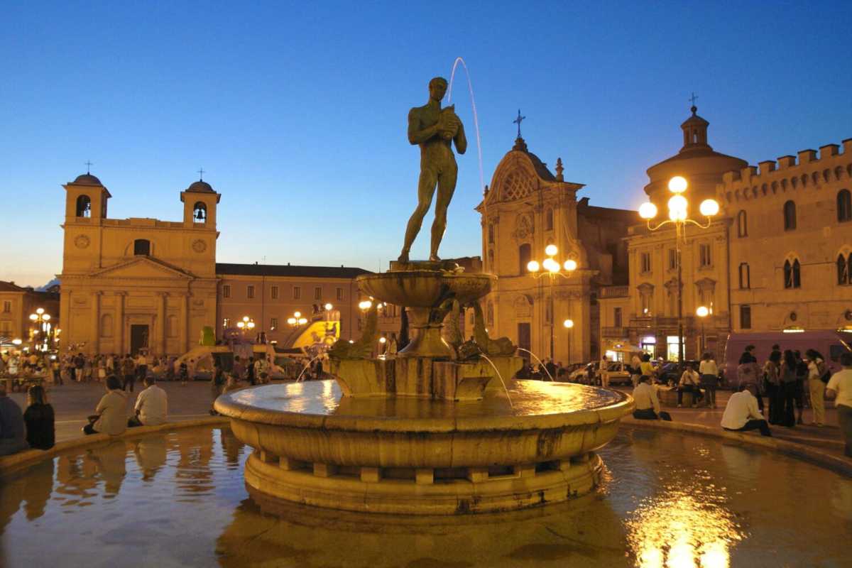 Vista panoramica di L'Aquila con il Gran Sasso sullo sfondo