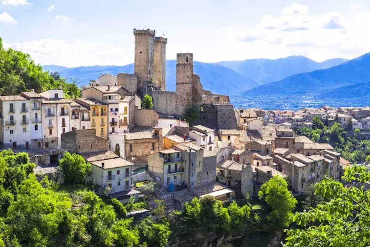 Interno della Chiesa di Santa Maria di Collemaggio con affreschi