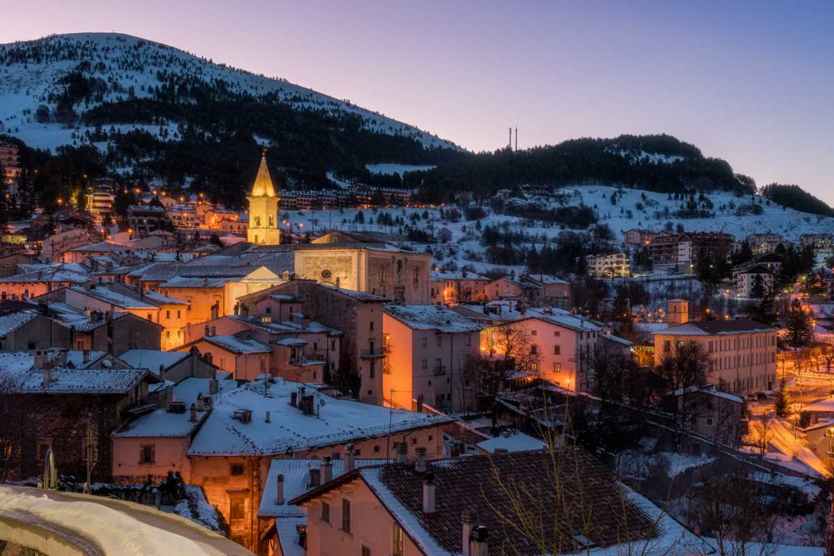 Panorama invernale di Roccaraso con la neve e le montagne