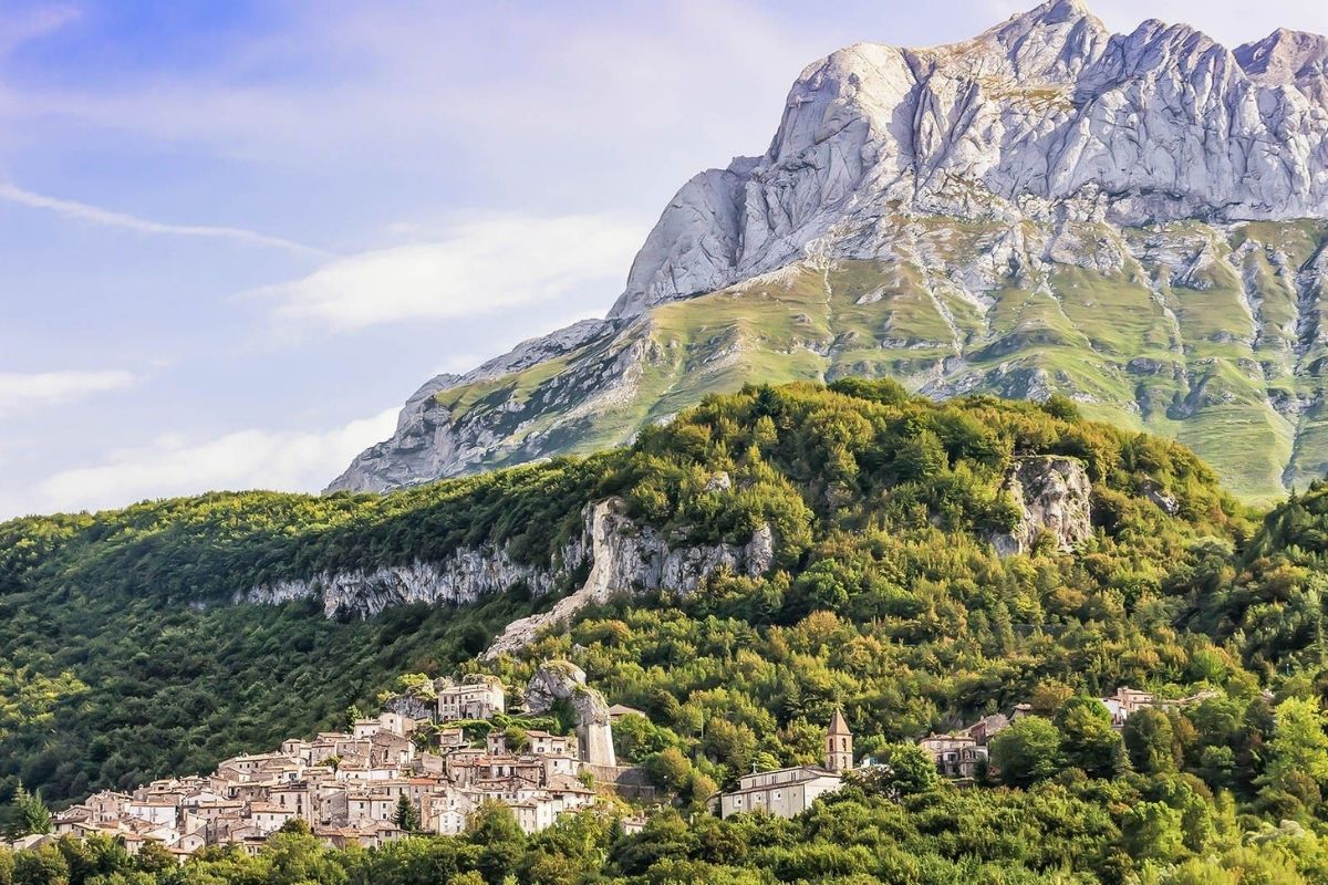 Vista panoramica di Teramo con il Gran Sasso sullo sfondo