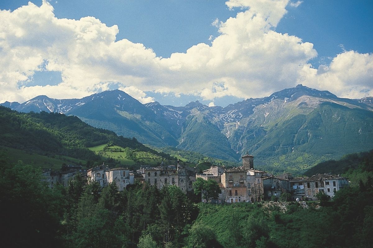 Panorama dal Belvedere di Teramo, mostra la città e il Gran Sasso