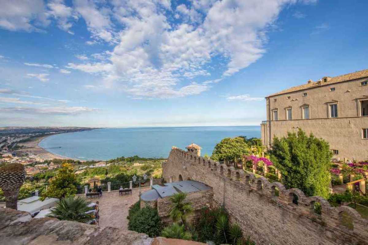 Vista panoramica di Vasto e della Costa dei Trabocchi