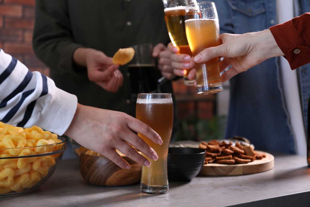 Panorama di L'Aquila con piatti tipici abruzzesi in primo piano
