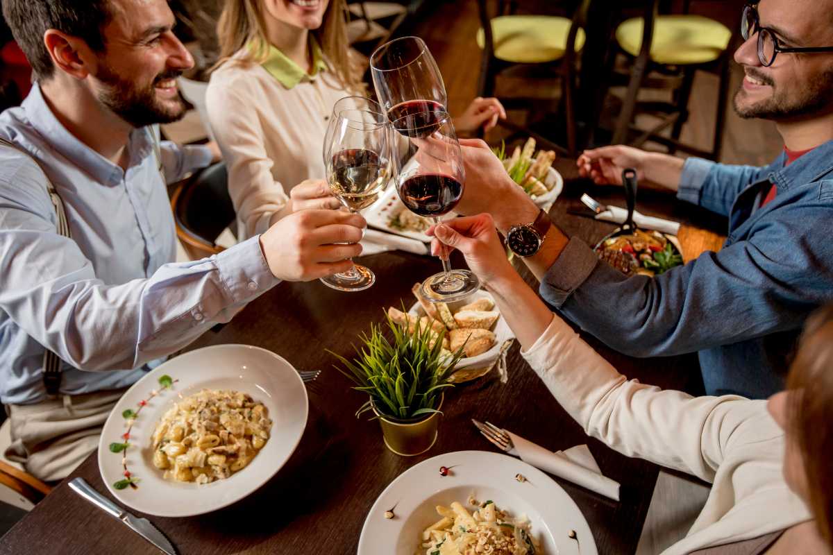 Interno di una trattoria a Lago di Campotosto con piatti tipici serviti
