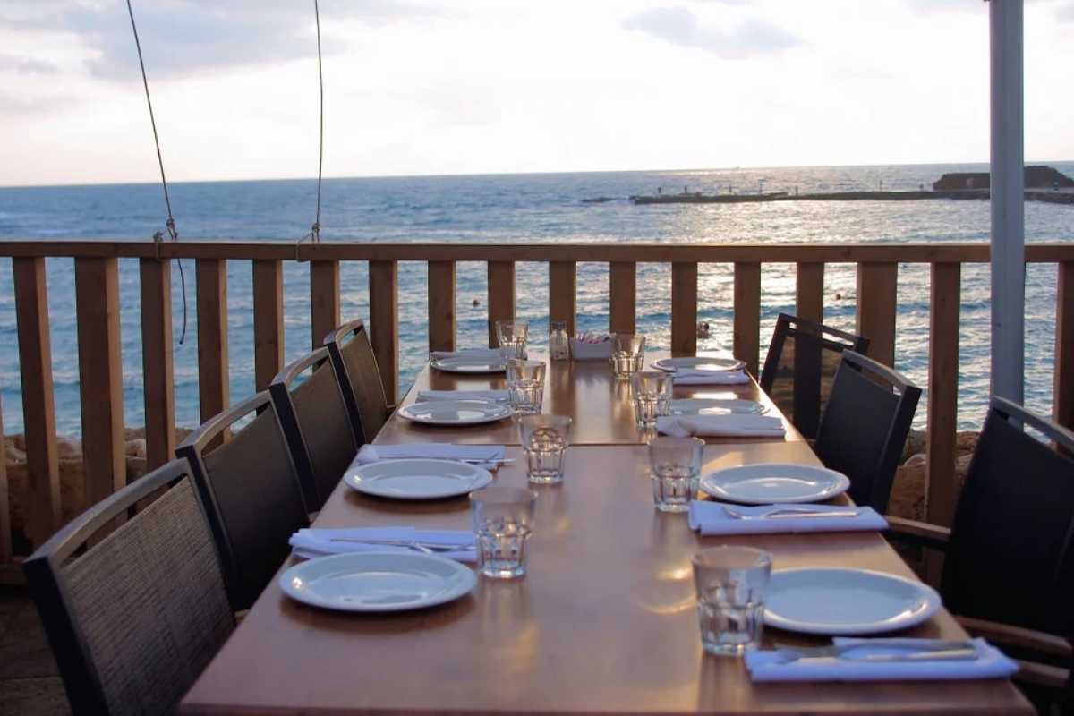 Ristorante con vista mare a Pescara, persone che cenano al tramonto
