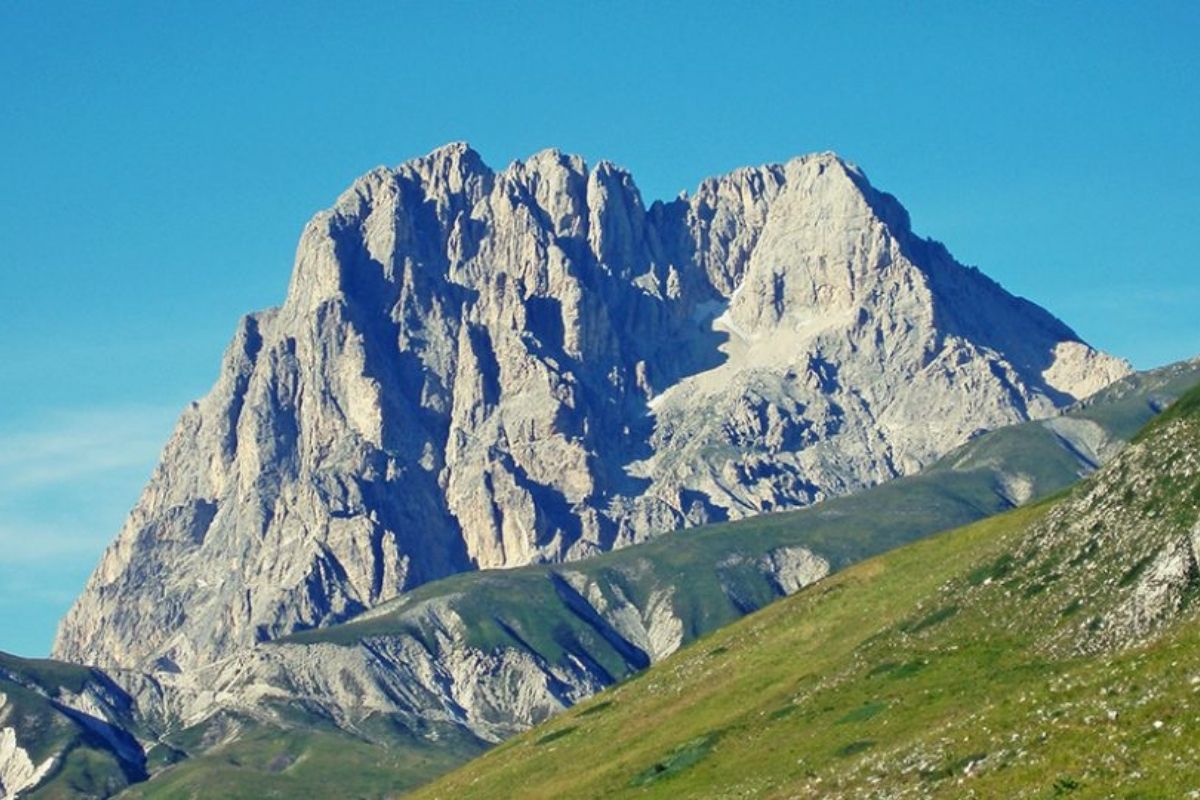 Vista panoramica di Campo Imperatore con le cime appenniniche sullo sfondo