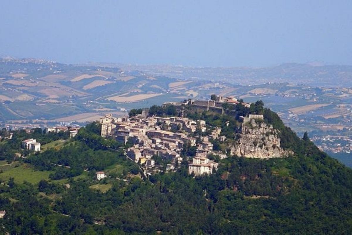 Panorama di Civitella del Tronto con il Gran Sasso sullo sfondo