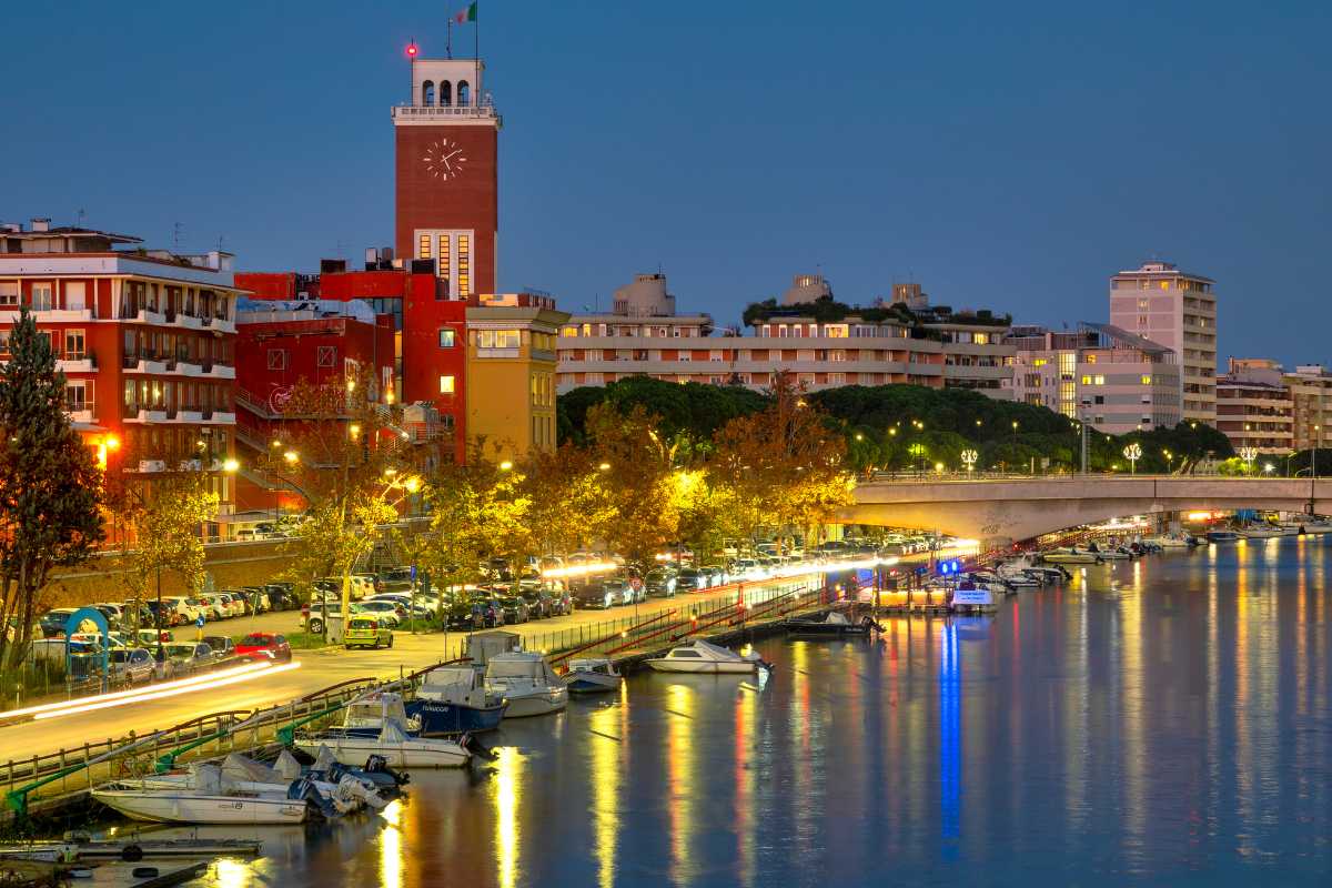 Vista panoramica del lungomare di Pescara con persone che partecipano a eventi estivi