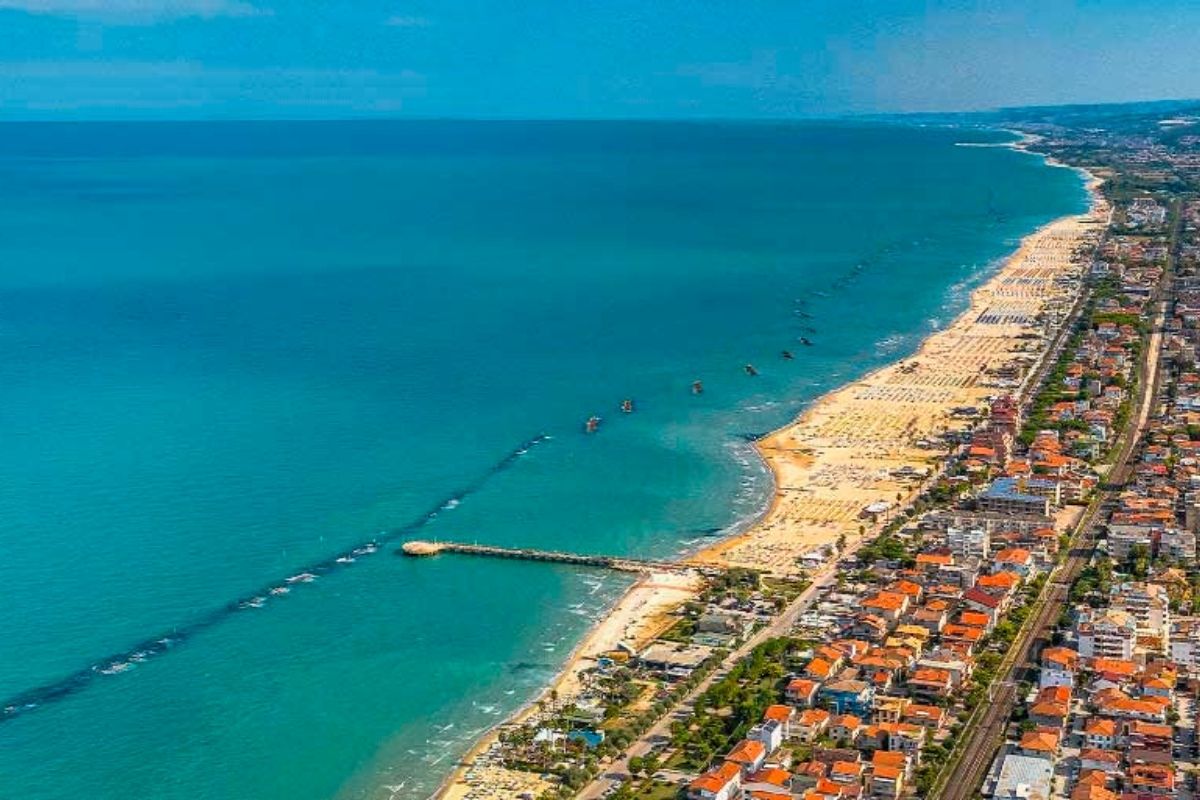 Vista delle spiagge di Roseto degli Abruzzi, con gente che partecipa a eventi estivi.