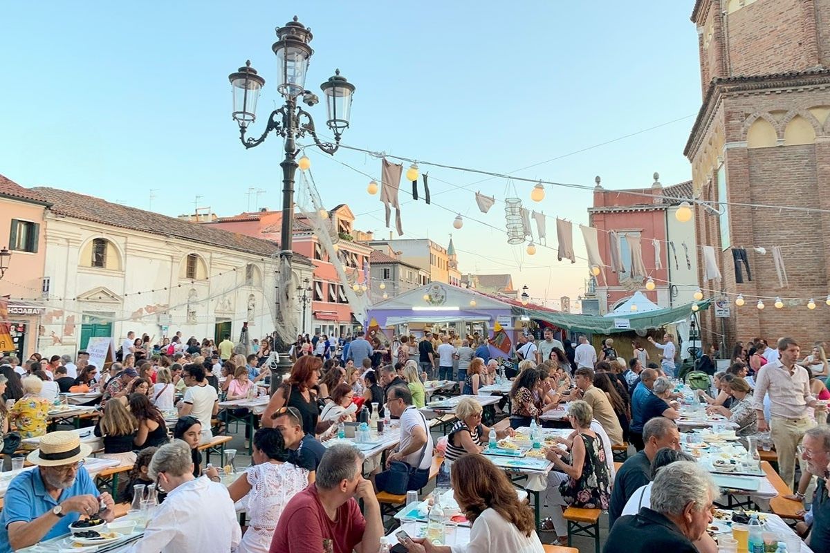 Sagra del Pesce a Roseto degli Abruzzi, con piatti tipici esposti.