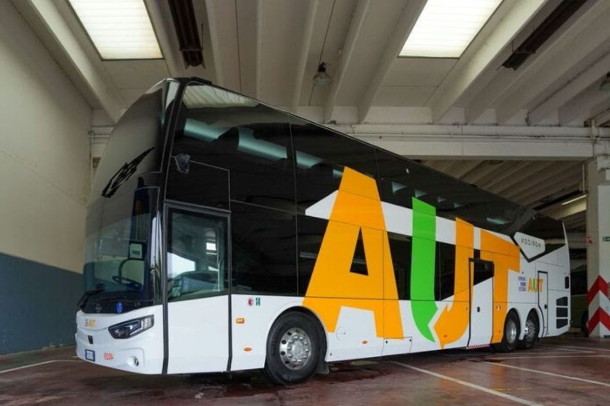 Autobus della TUA in partenza per Campo Imperatore