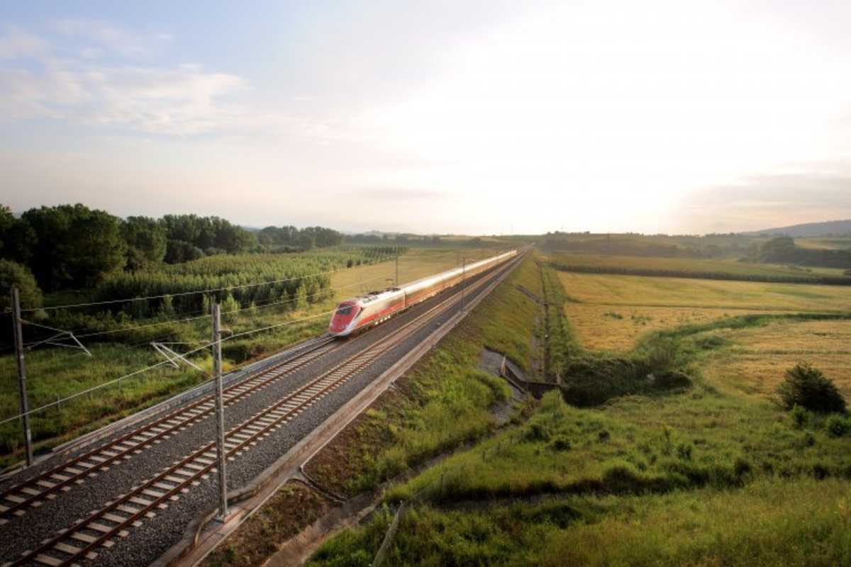 Autobus in partenza dalla stazione degli autobus di Pescara, con turisti in attesa.