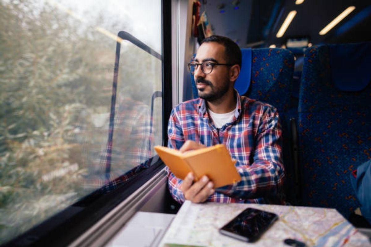 Viaggiatori in treno diretti verso Roseto degli Abruzzi
