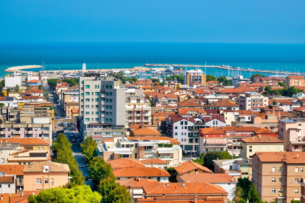 Giulianova vista dal mare con il porto e le spiagge