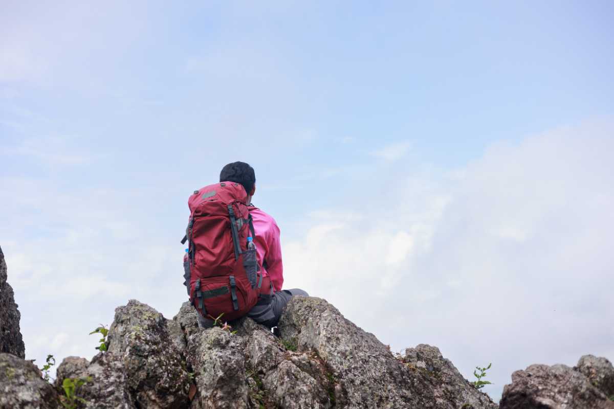 Famiglia che cammina su un sentiero panoramico in Abruzzo, vicino a L'Aquila