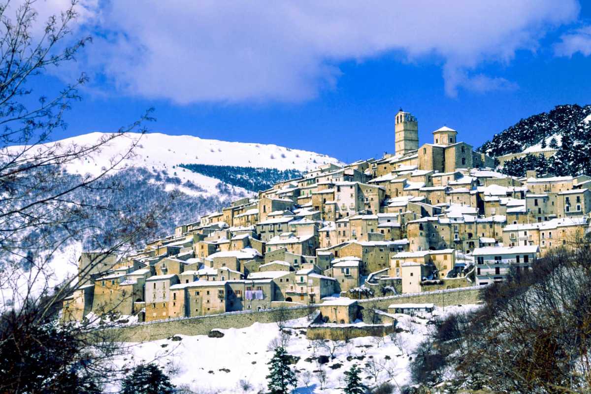 Panorama di L'Aquila con il Gran Sasso sullo sfondo