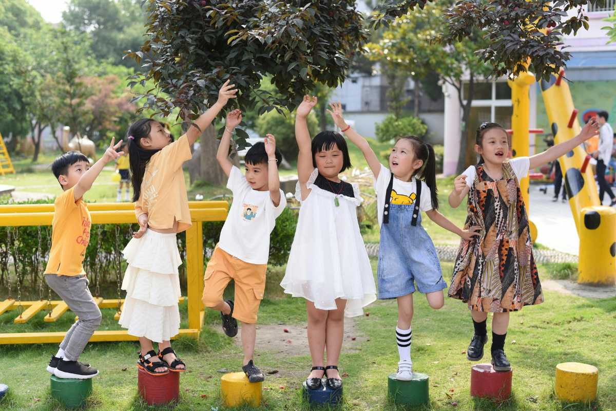Bambini che giocano in un parco di Pescara, con giochi e aree verdi