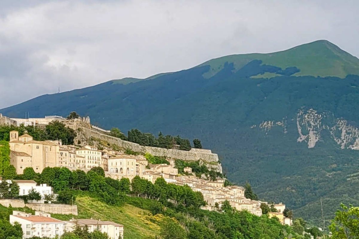 Scorcio di Civitella del Tronto con il Gran Sasso sullo sfondo