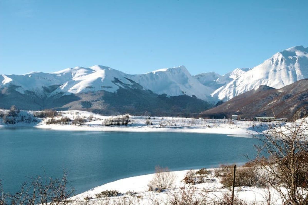 Vista panoramica del Lago di Campotosto con cime innevate sullo sfondo