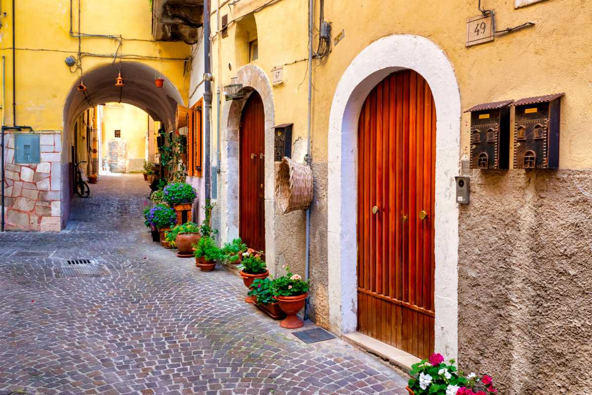Interno di un ristorante tradizionale a Sulmona con piatti tipici