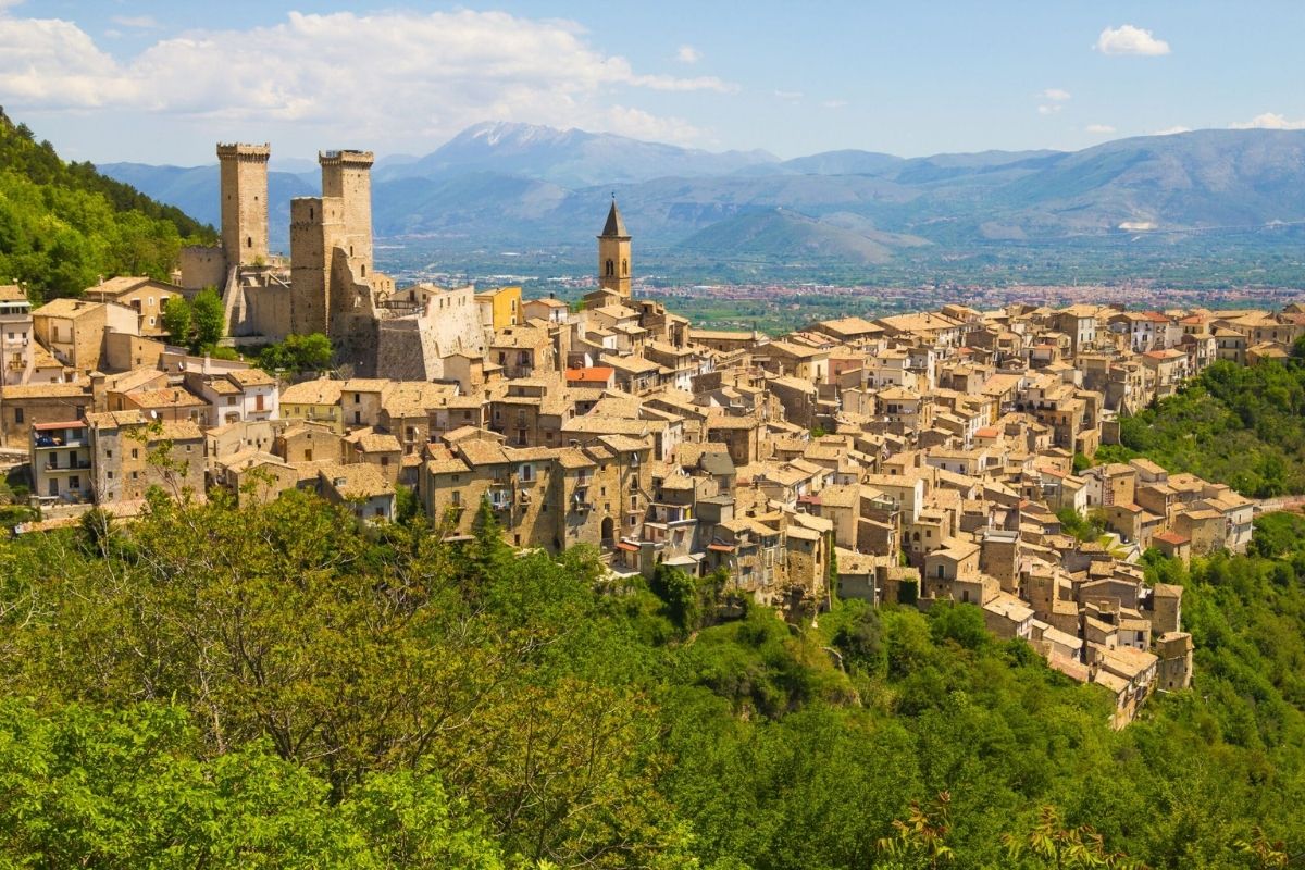 Vista panoramica di Sulmona con le montagne sullo sfondo