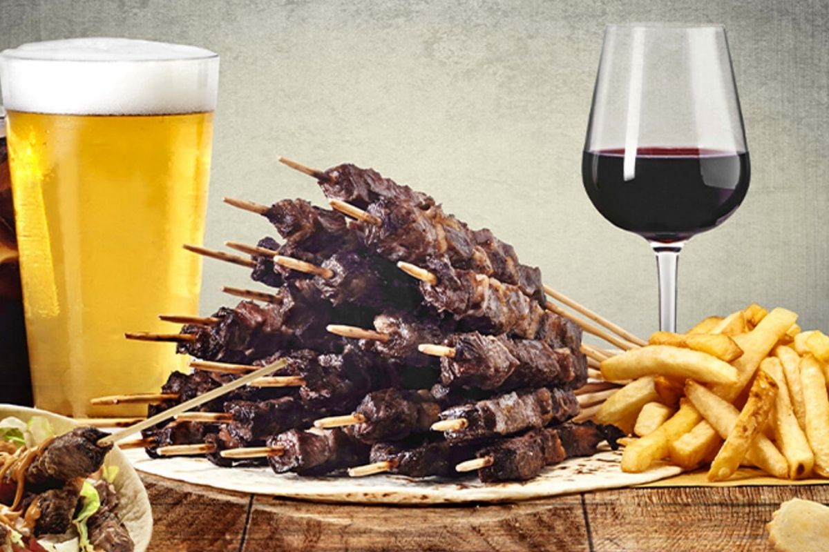 Ritratto di un piatto di arrosticini e vino abruzzese