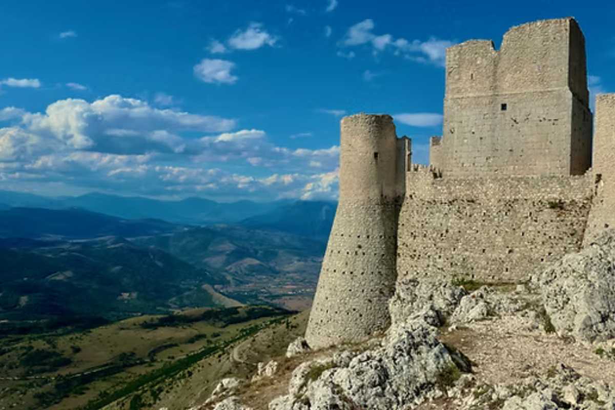 Vista del Lago di Campotosto con le montagne circostanti