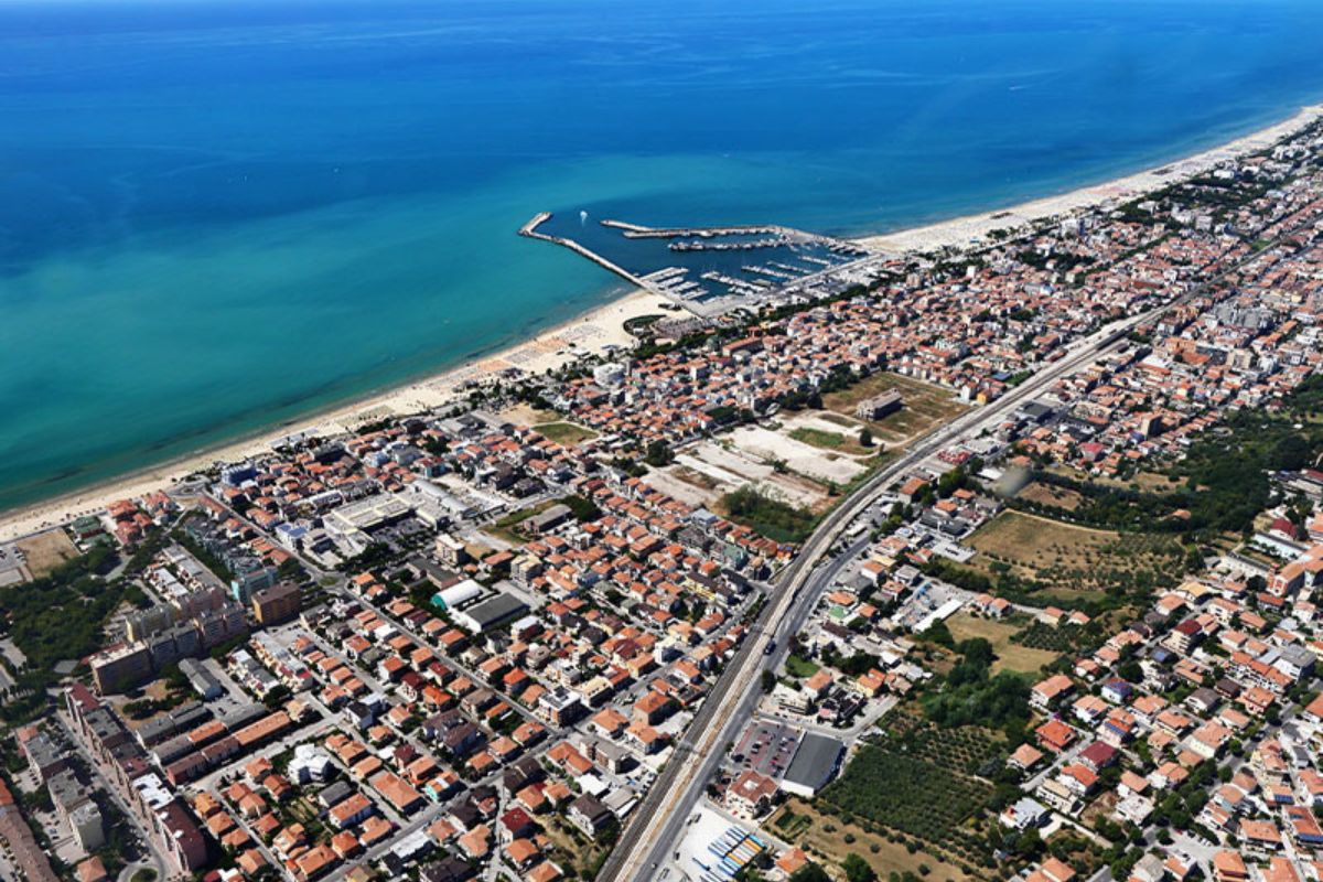 Vista panoramica di Giulianova con il mare e il centro storico in evidenza