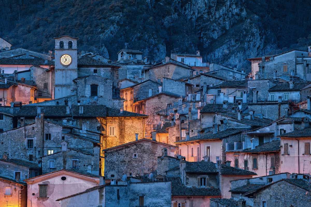 Lago di Scanno al tramonto, con riflessi suggestivi