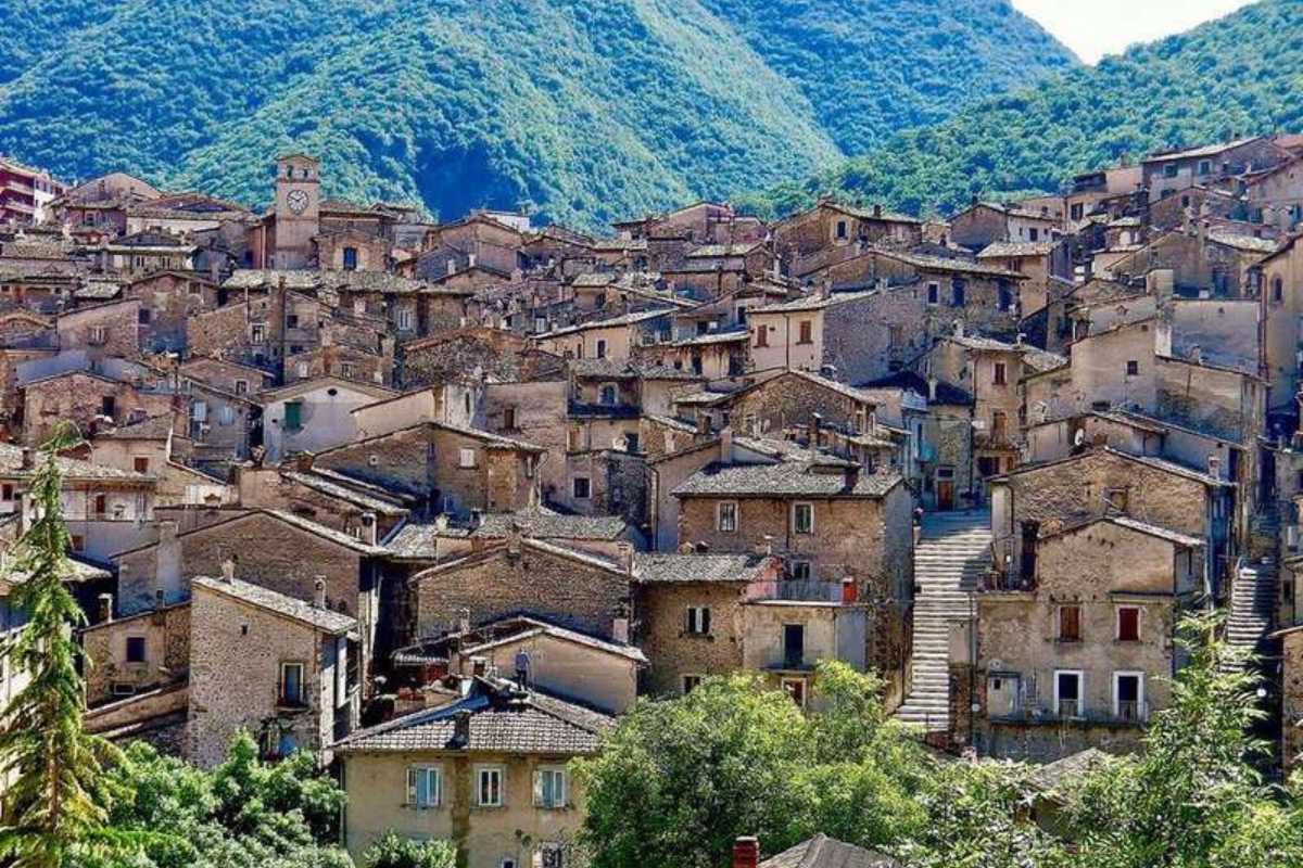 Panorama di Sulmona con i monti sullo sfondo e le architetture storiche