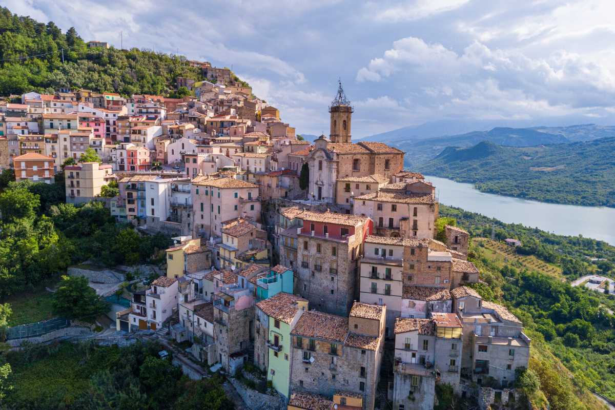 Vista panoramica di Teramo con il Gran Sasso sullo sfondo